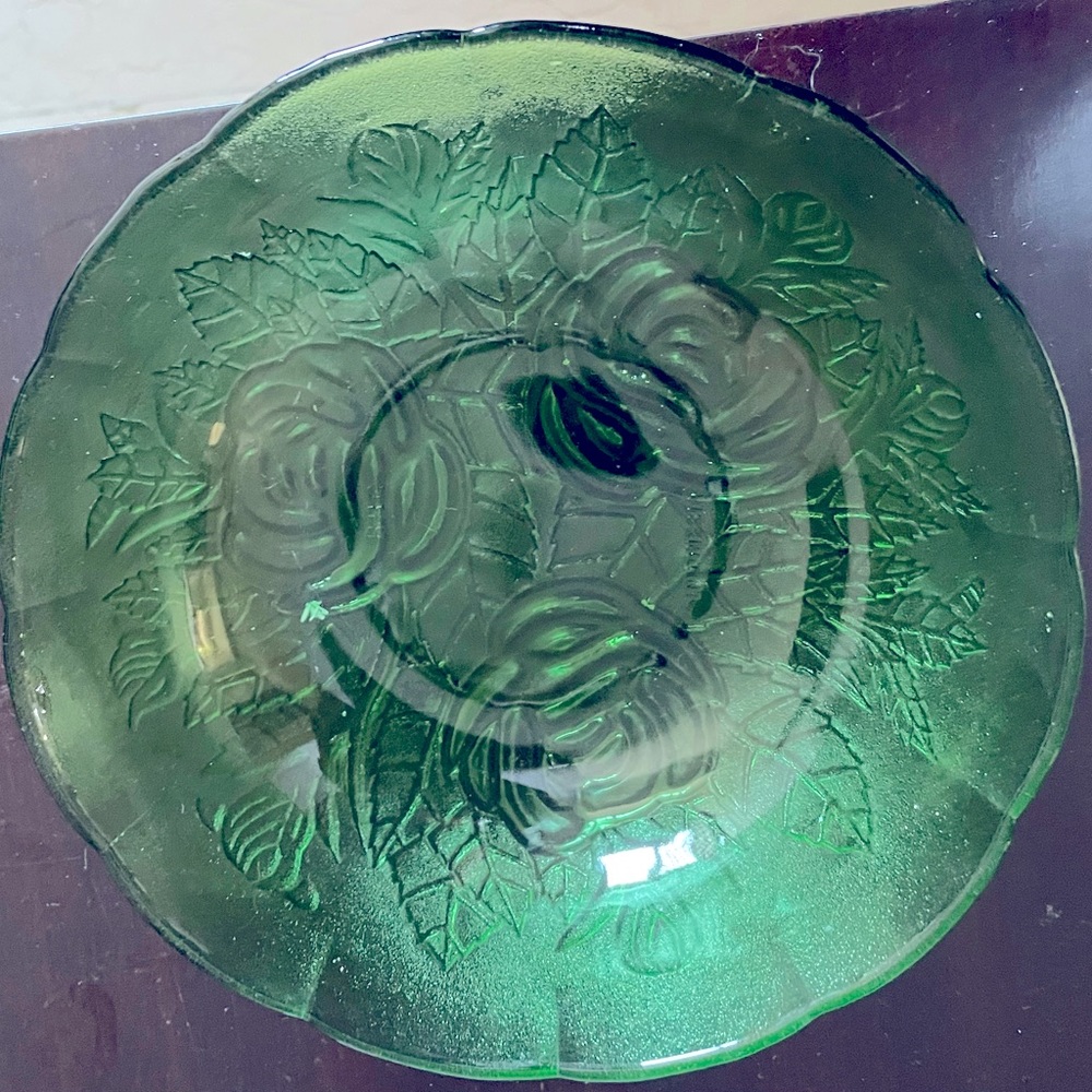 Set of 2 serving platters in cut glass. Size 6.5 inches each colour white &green - Picture 4 of 7
